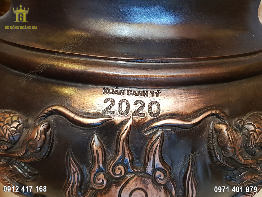 Mặt ph&iacute;a trước của lư c&oacute; khắc năm l&agrave;m